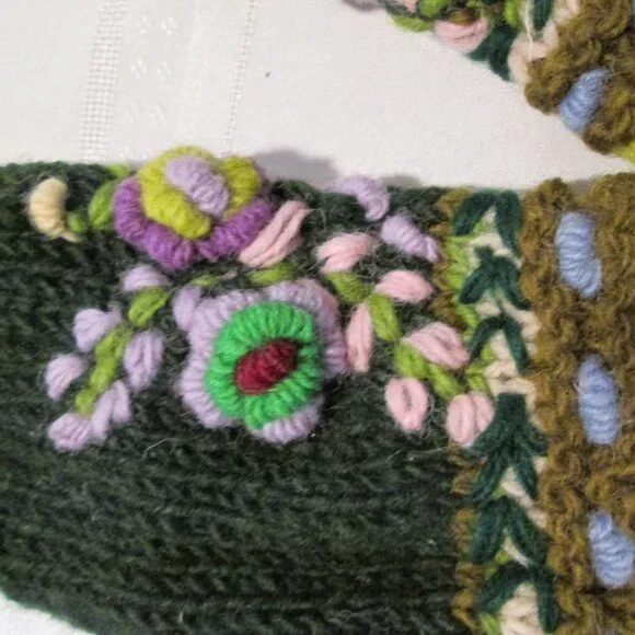 🌸🪶☮️Handcrafted Flower Embroidered Fingerless Gloves – Made in Nepal - Picture 2 of 8